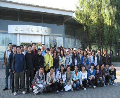 员工练习高尔夫